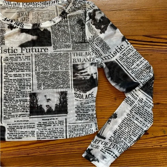 Newspaper Print Long Sleeve Crop Top - Picture 3 of 4